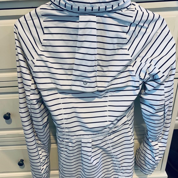 Lululemon Run: In the Rain jacket Quiet Stripe Indigo White Women sz 4 - Picture 2 of 6
